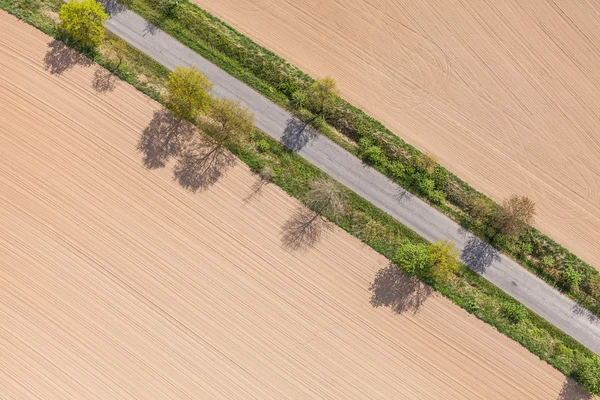 Flygfoto över byn road och skörd fält — Stockfoto