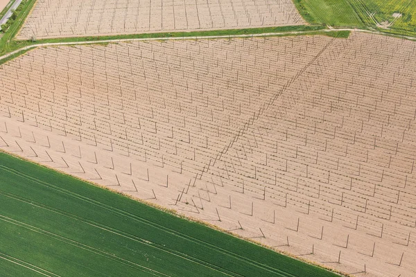 Vue aérienne de la route du village et des champs de récolte — Photo