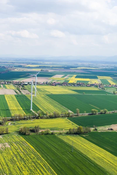 Vista aerea di turbina eolica su un campo — Foto Stock