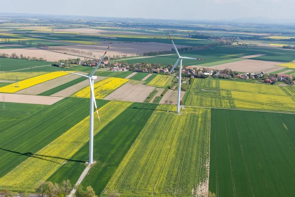 Vista aérea da turbina eólica em um campo — Fotografia de Stock