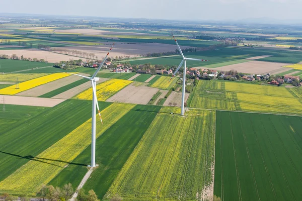 Vue aérienne d'une éolienne sur un champ — Photo