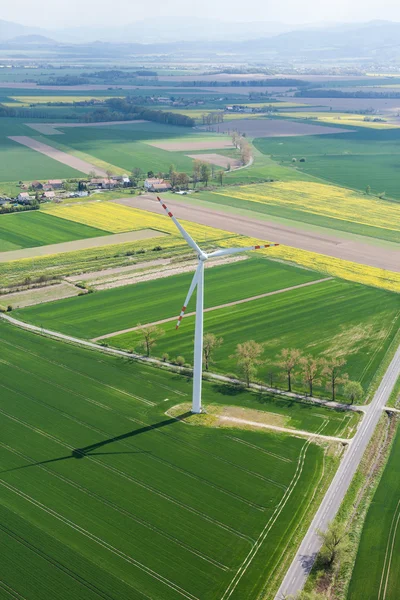 Flygfoto över vindkraftverk på ett fält — Stockfoto