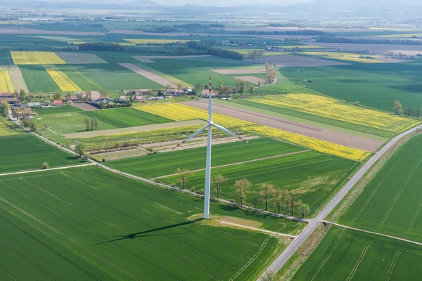 Vista aérea de la turbina eólica en un campo —  Fotos de Stock