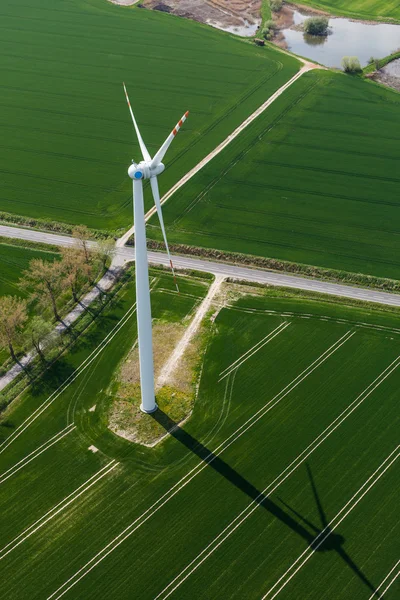 Vista aérea da turbina eólica em um campo — Fotografia de Stock