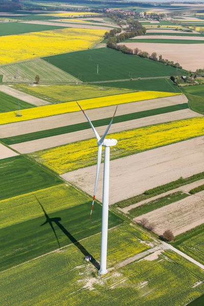 Vista aérea da turbina eólica em um campo — Fotografia de Stock