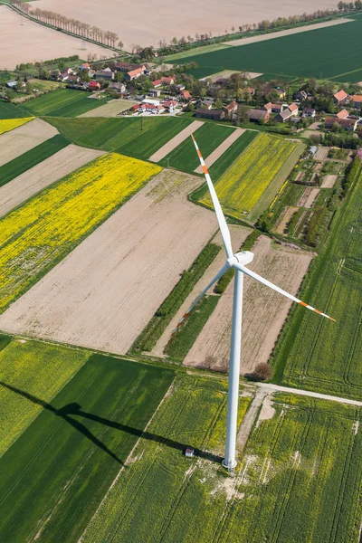 Luchtfoto van de windturbine op een veld — Stockfoto