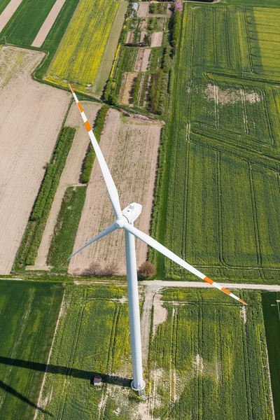 Vista aérea da turbina eólica em um campo — Fotografia de Stock