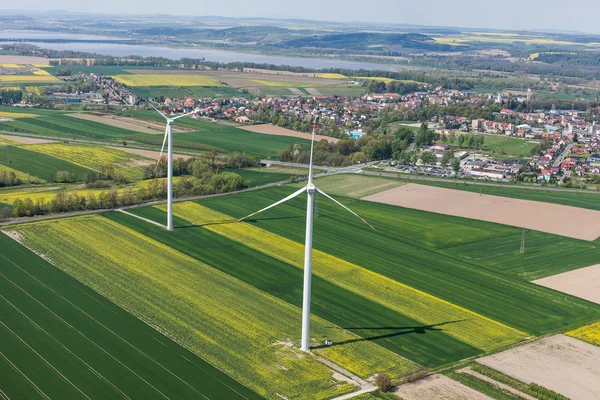 Vista aérea da turbina eólica em um campo — Fotografia de Stock