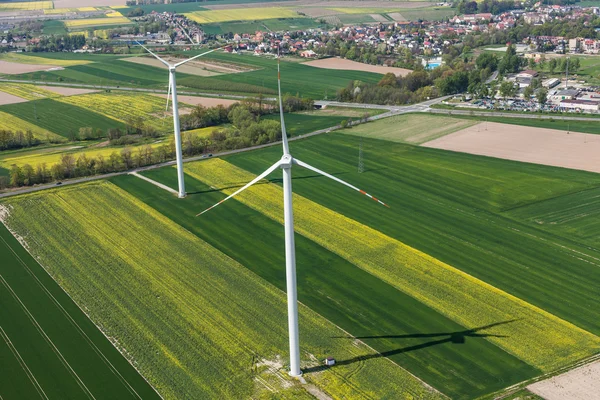 Flygfoto över vindkraftverk på ett fält — Stockfoto