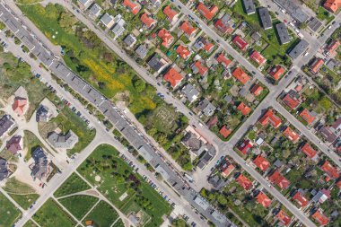 Klodzko şehir banliyölerin havadan görünümü