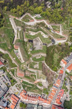 Klodzko şehir tarihi kalenin havadan görünümü