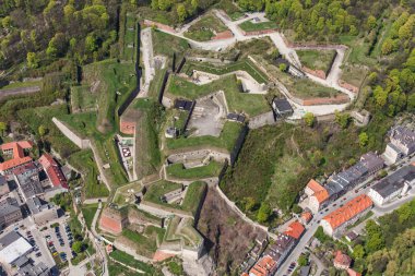 Klodzko şehir tarihi kalenin havadan görünümü