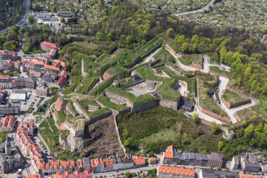 Klodzko şehir tarihi kalenin havadan görünümü