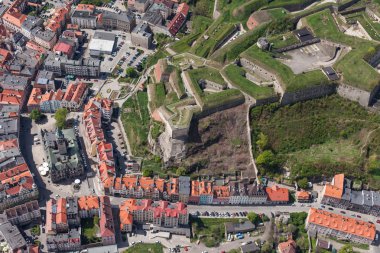 Klodzko şehir tarihi kalenin havadan görünümü