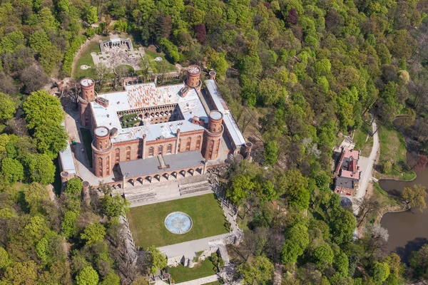 Letecký pohled na palác ve městě Kamieniec Ząbkowicki — Stock fotografie