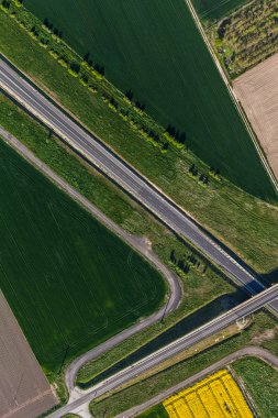 Köy yolu ve hasat alanları