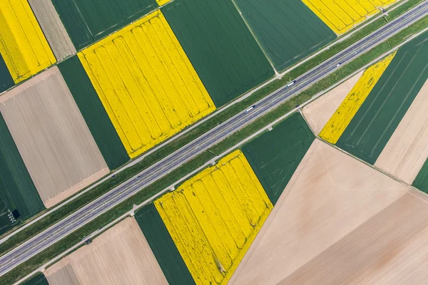 Letecký pohled na dálnici a sklizeň polí — Stock fotografie