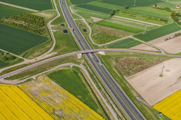 Highway and green harvest fields — Stock Photo, Image