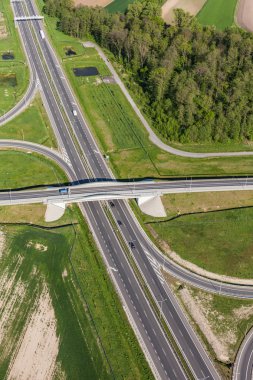otoyol ve yeşil hasat alanlarının havadan görünümü
