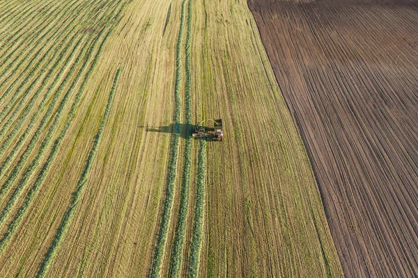 Luftaufnahme von Erntefeldern mit Traktor — Stockfoto