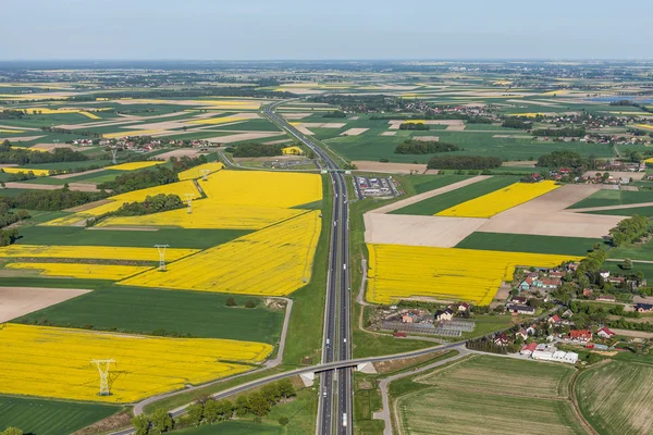 Vista aerea di autostrada e campi di raccolta verde — Foto Stock