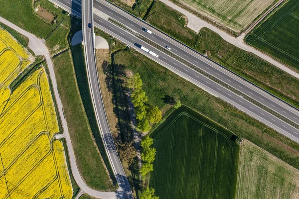 Vista aérea dos campos de colheita de rodovias e verdes — Fotografia de Stock