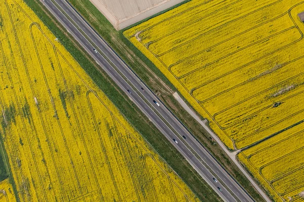 Vue aérienne des champs de récolte jaunes et autoroutiers — Photo