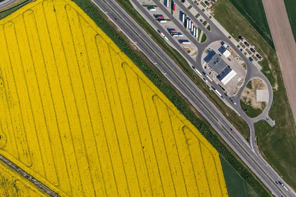 Aerial view of highway and yellow harvest fields — Stock Photo, Image