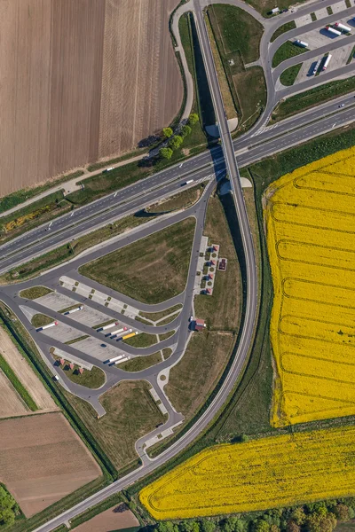 Vista aérea de la carretera y campos de cosecha verdes y amarillos —  Fotos de Stock