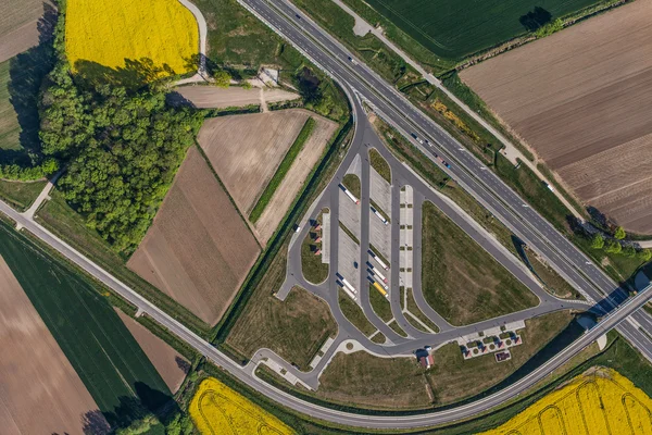 Aerial view of highway and green harvest fields — Stock Photo, Image