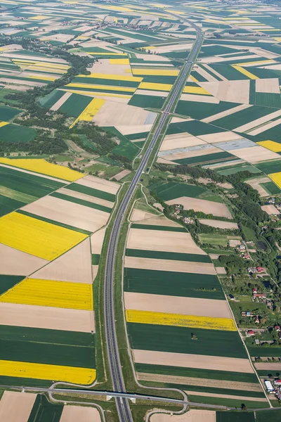 Luchtfoto van snelweg en groene, gele oogst velden — Stockfoto