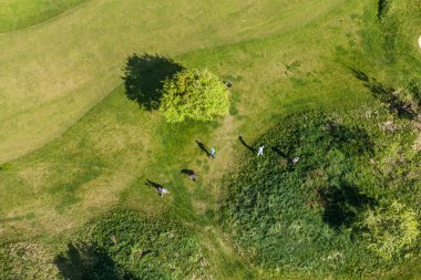 Golf alan üzerinde havadan görünümü