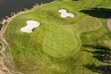 Golf alan üzerinde havadan görünümü