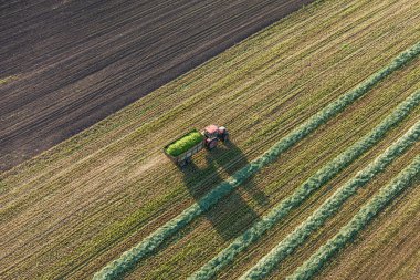 Traktörle hasat alanlarının hava görüntüsü 