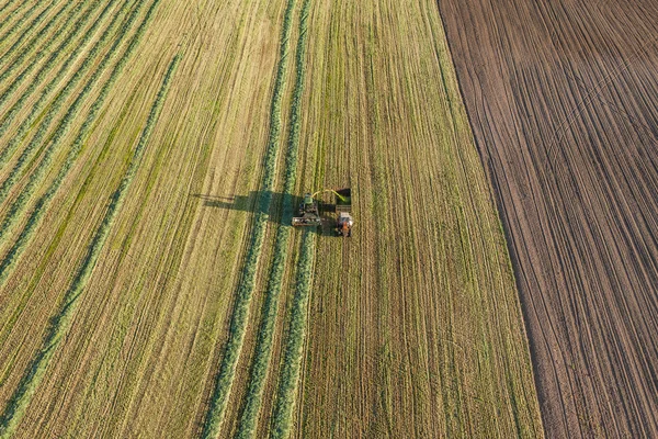 Skörda fälten kombinera och traktor — Stockfoto