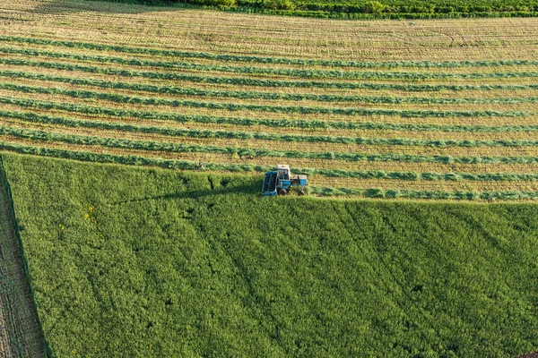 Luchtfoto van oogst velden met oude combineren — Stockfoto