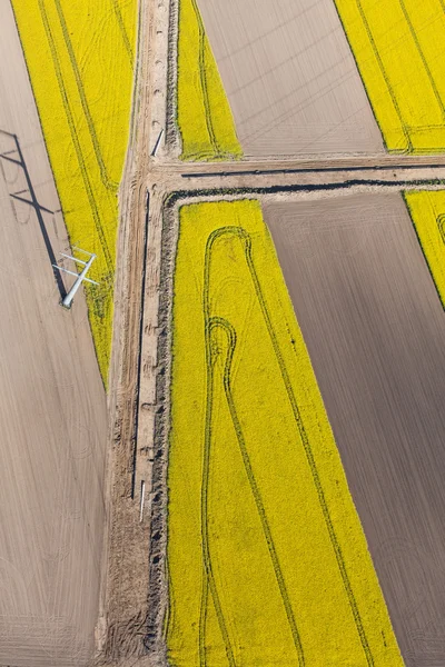 Vista aérea de enterrar o tubo de gás em um país campos de colheita são — Fotografia de Stock