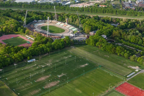 Vista aérea de um campo de futebol na cidade de Wroclaw — Fotografia de Stock