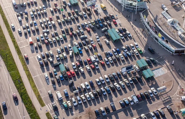 Vista sobre lotado estacionamento perto de supermercado — Fotografia de Stock