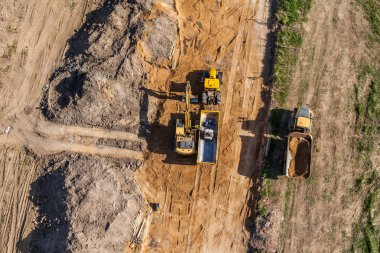 sahada çalışan uzun kol Ekskavatör havadan görünümü 