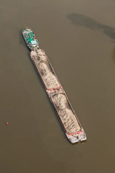 Vue aérienne d'une péniche fluviale — Photo