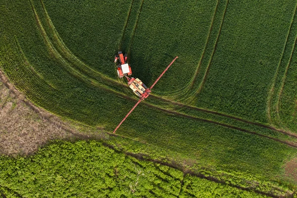 Vista aérea de los campos de cosecha con tractor — Foto de Stock