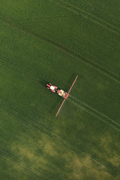 Аерофотозйомка полів врожаю з трактором — стокове фото