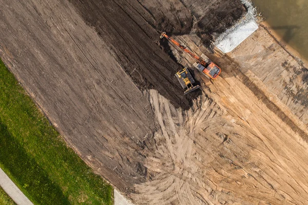 Flygfoto över långa arm grävmaskin arbetar på fältet — Stockfoto