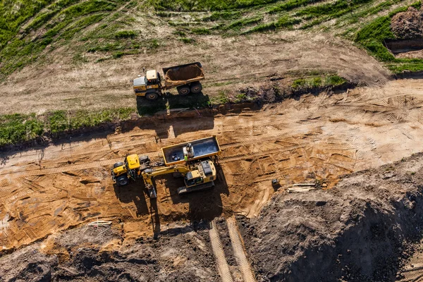 Flygfoto över långa arm grävmaskin arbetar på fältet — Stockfoto