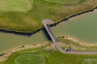 Golf alan köprü üzerinde havadan görünümü 