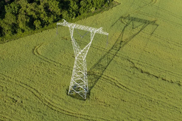 Cavi elettrici torre di energia elettrica su larga scala — Foto Stock