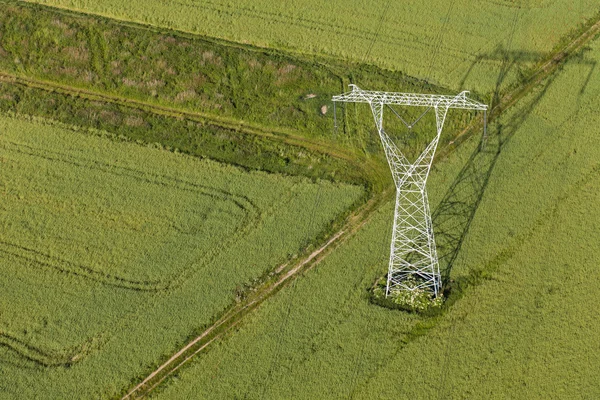 Cavi elettrici torre di energia elettrica su larga scala — Foto Stock