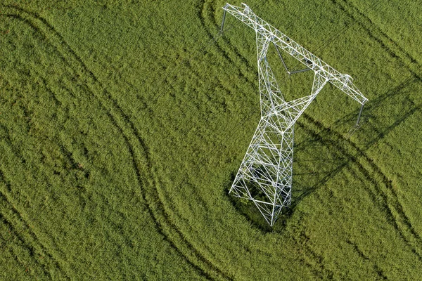 Электрические провода крупномасштабной энергетической башни — стоковое фото