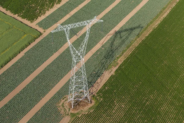 Электрические провода крупномасштабной энергетической башни — стоковое фото